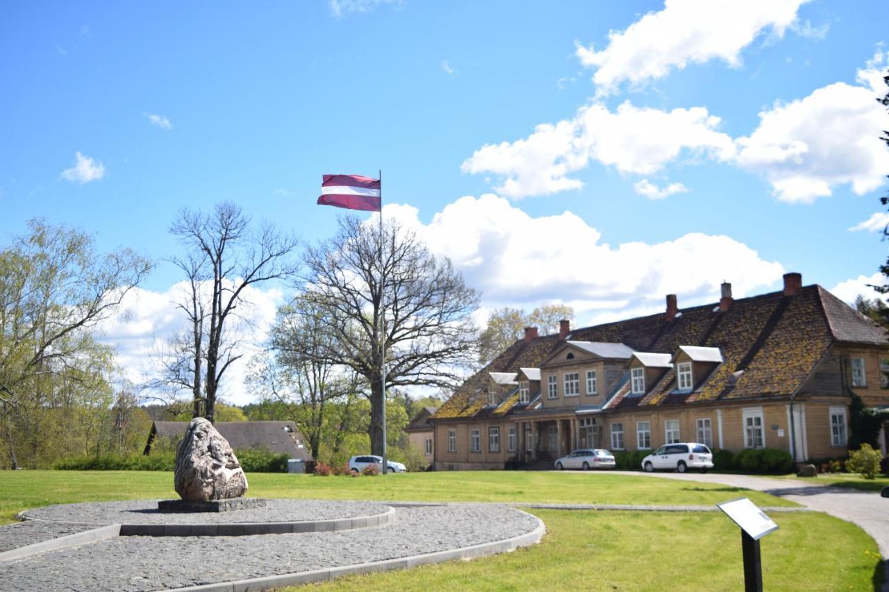 Kalna Ligzda Hotel Smiltene Buitenkant foto