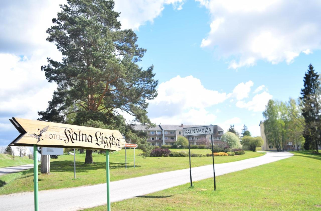 Kalna Ligzda Hotel Smiltene Buitenkant foto
